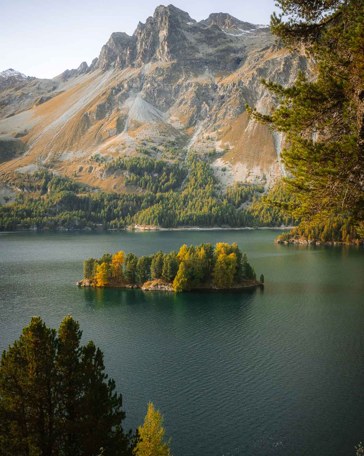 Bergsee im Engadin mit Herbstwald